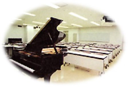 教室の左端にグランドピアノがある