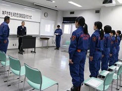 「神戸市学生消防団活動認証状」の交付式の様子