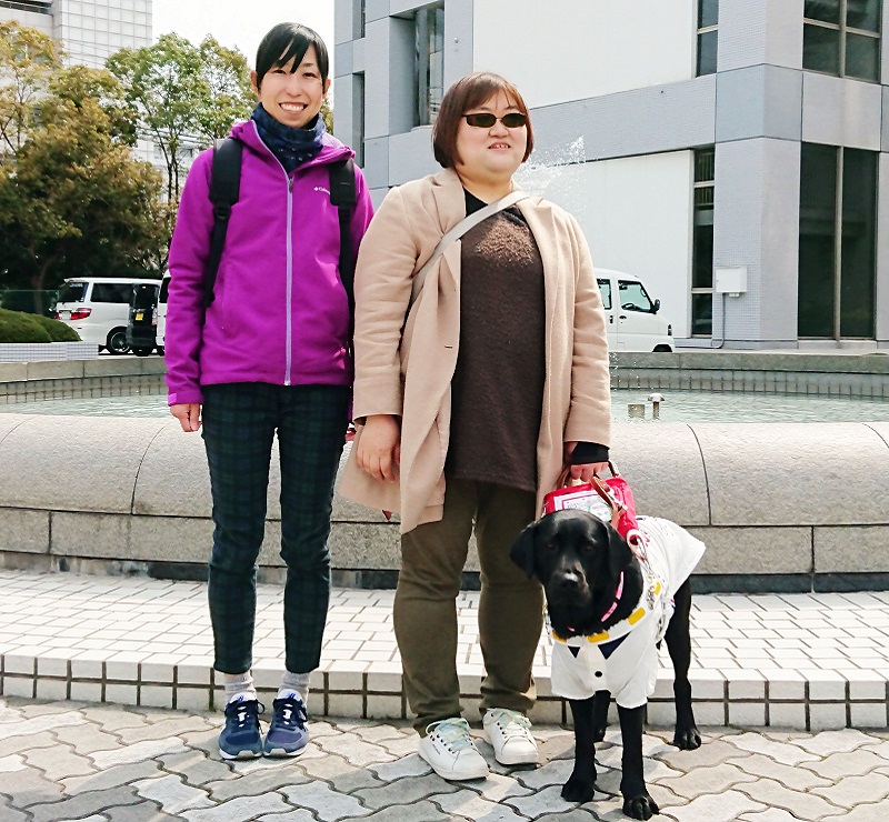トレーナーの方と学生と盲導犬