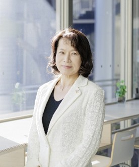 神戸女子大学 学長　洪　愛子