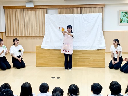 ゼミで制作した歌遊び「カレーライスのうた」をエプロンシアターで実演