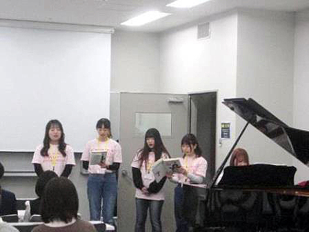 在校生によるピアノ合唱