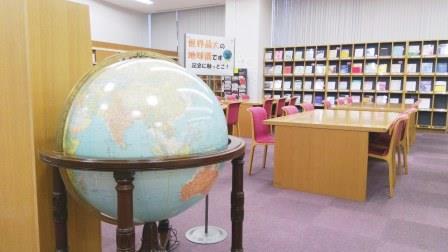 地球儀と図書館