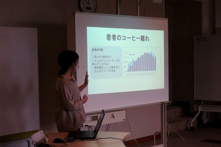 学生による発表の様子1