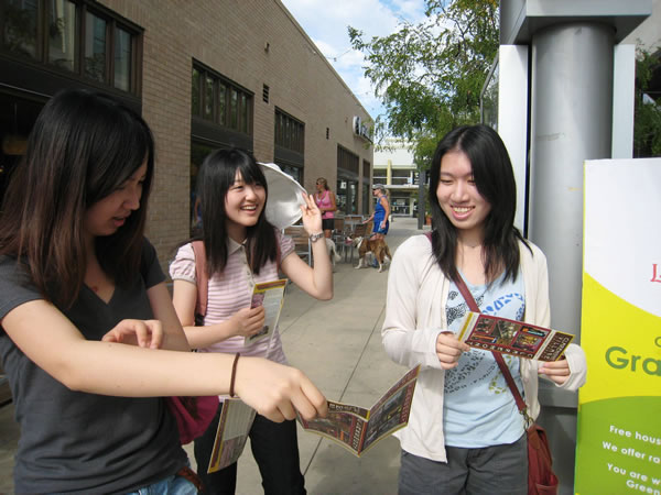 Touring Claremont Village(3)