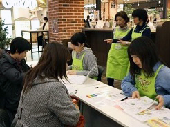 食生活のアドバイスと健康チェックの様子