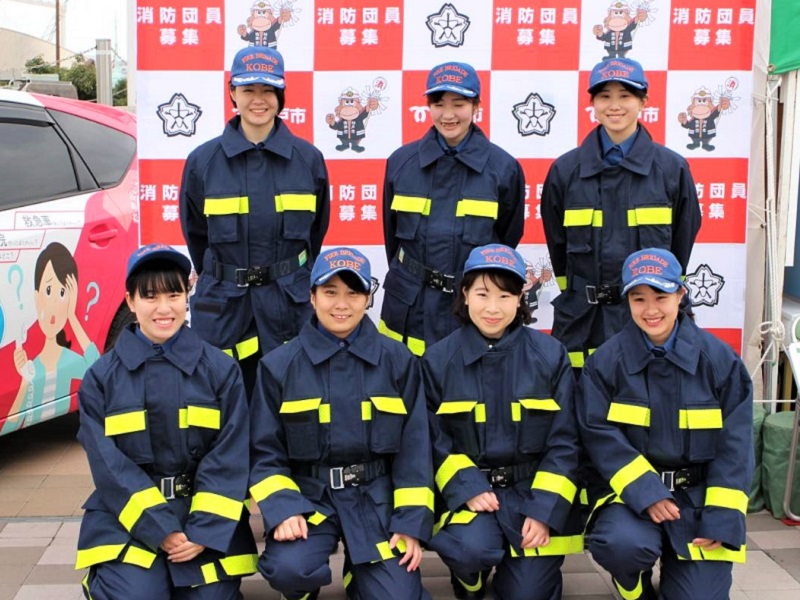 神戸市女子学生消防団集合写真
