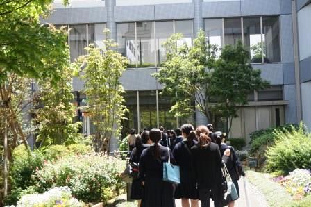 私立日ノ本学園高等学校の生徒がキャンパスを見学の様子3
