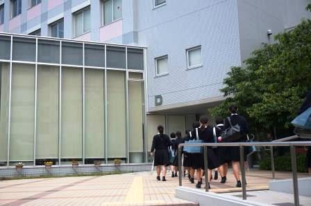 私立日ノ本学園高等学校の生徒がキャンパスを見学の様子4