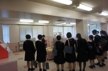 私立日ノ本学園高等学校の生徒がキャンパスを見学の様子6