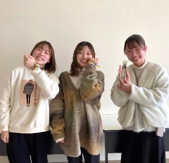 プレゼントをいただいた3人の学生たち