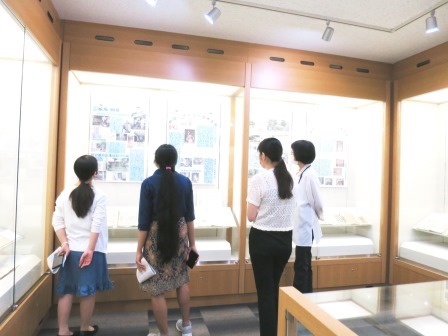 留学生が古典芸能研究センターを見学(留学生と日本語日本文学科学生)