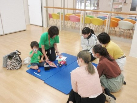 赤ちゃんと触れ合う学生2