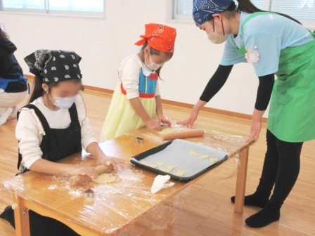 子どもたちがクッキーを作っている様子3