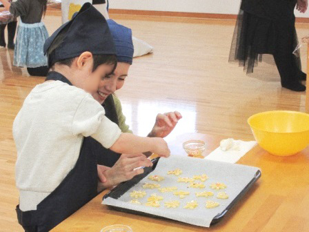 子どもたちがクッキーを作っている様子4