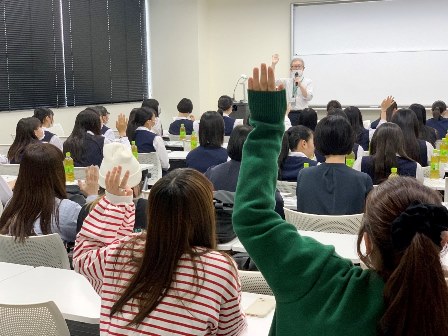 講師による神女の紹介