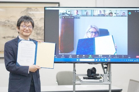 Kaniewska学長と栗原学長 協定書への署名の様子