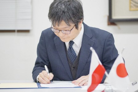 栗原学長 協定書への署名の様子